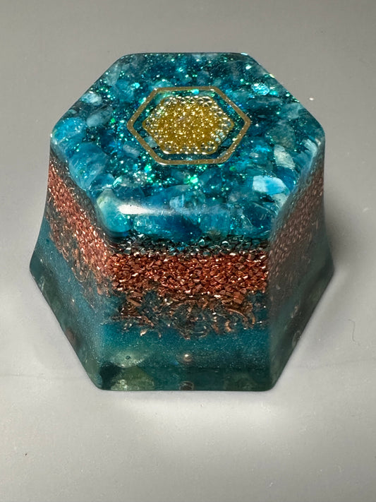 A hexagon shape orgonite is loaded with copper beads. (1 piece)