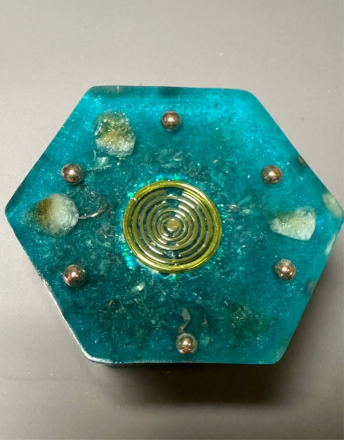 A hexagon shape orgonite is loaded with copper beads. (1 piece)