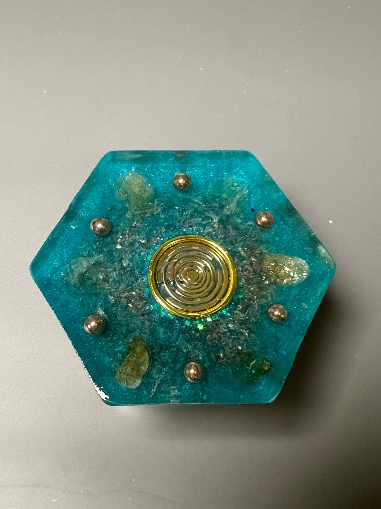 A hexagon shape orgonite is loaded with copper beads. (1 piece)